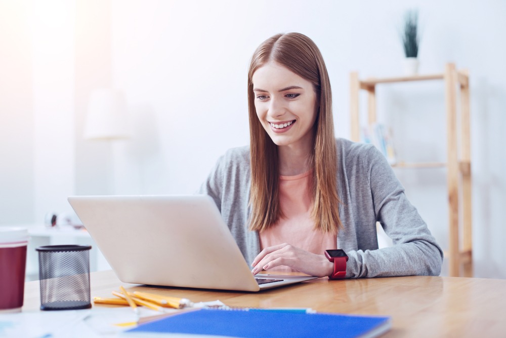 studiare online a caltanissetta ragazza